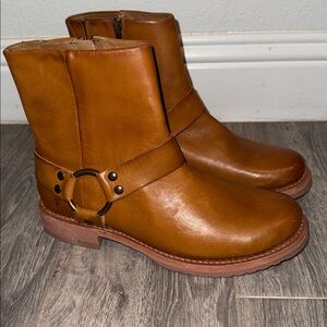 NWOB Frye Veronica Flex Leather O-Ring Harness Hardware Booties